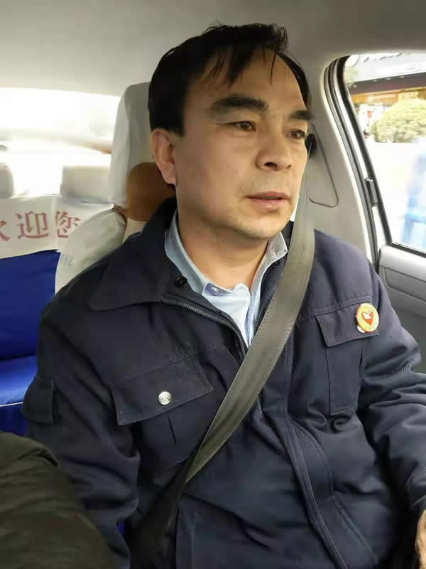 【拾金不昧】為隴運(yùn)集團(tuán)潤祥出租車公司駕駛員“王劉德”點(diǎn)贊?。? onmousewheel=