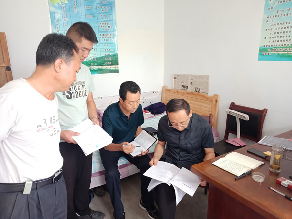 隴運(yùn)集團(tuán)公司黨委書記、董事長李寅祥深入琵琶鎮(zhèn)寧強(qiáng)村檢查指導(dǎo)幫扶工作