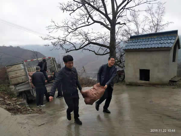 隴運(yùn)集團(tuán)公司開展“解難題、辦實(shí)事、送溫暖”主題黨日活動