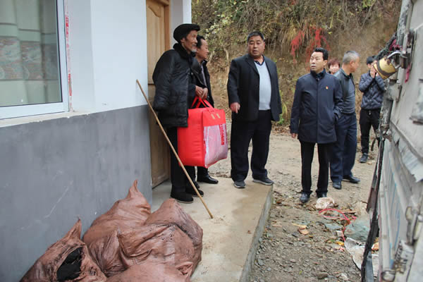 隴運(yùn)集團(tuán)公司開展“解難題、辦實(shí)事、送溫暖”主題黨日活動