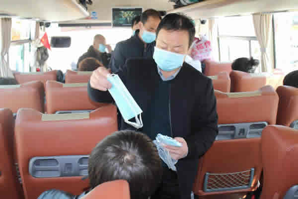 隴運(yùn)集團(tuán)開(kāi)展定制(包車(chē))業(yè)務(wù) 助力企業(yè)復(fù)工復(fù)產(chǎn)