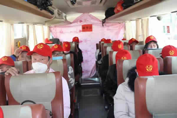 隴運(yùn)集團(tuán)開(kāi)展定制(包車(chē))業(yè)務(wù) 助力企業(yè)復(fù)工復(fù)產(chǎn)