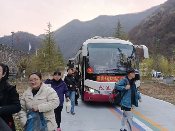 隴南市隴運集團文縣客運公司、公交公司圓滿完成“春韻文州·白馬盛典2026文縣白馬山寨跑山賽”運輸保障任務